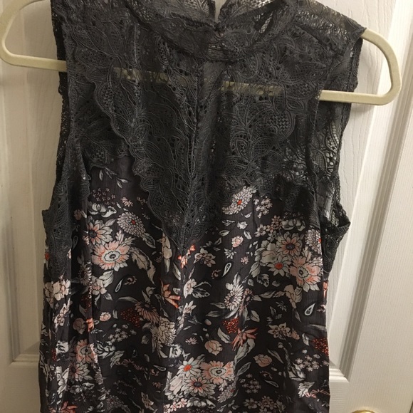 Torrid Grey Floral Lace Tank size 0 - Picture 5 of 7